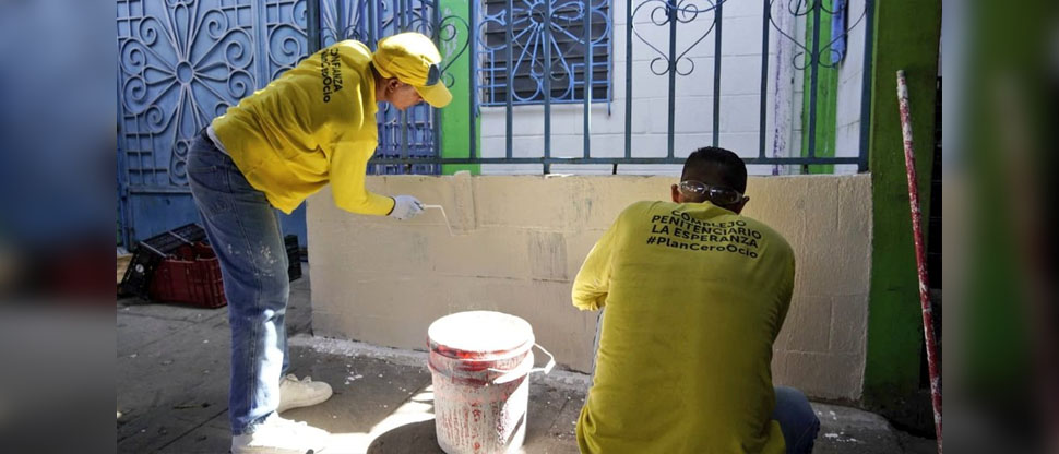 Borran grafitis de pandillas en la popular Villa de Jesús en Soyapango