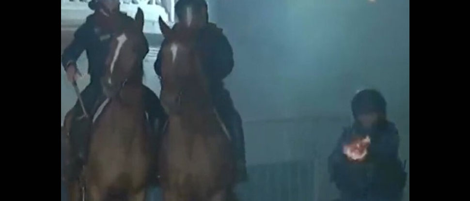 Periodista graba cuando policía le dispara mientras cubría disturbios en el partido Gimnasia vs Boca