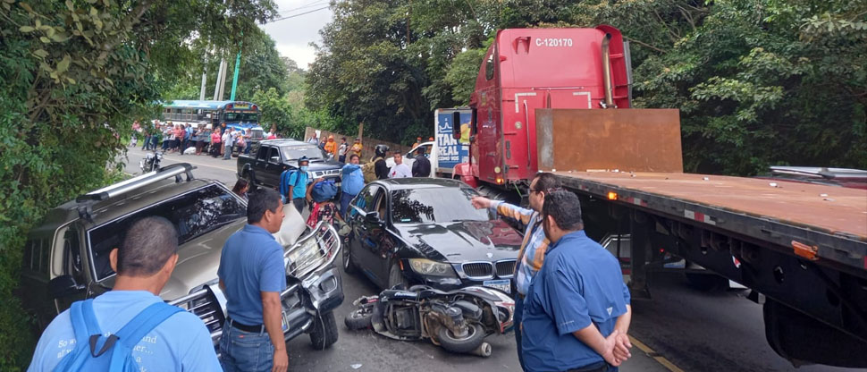 Trasladan de emergencia a lesionado en quíntuple accidente de tránsito en la calle a Los Naranjos