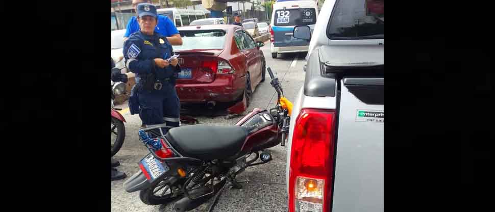 Motociclista queda en medio de dos vehículos tras accidentarse en San Salvador