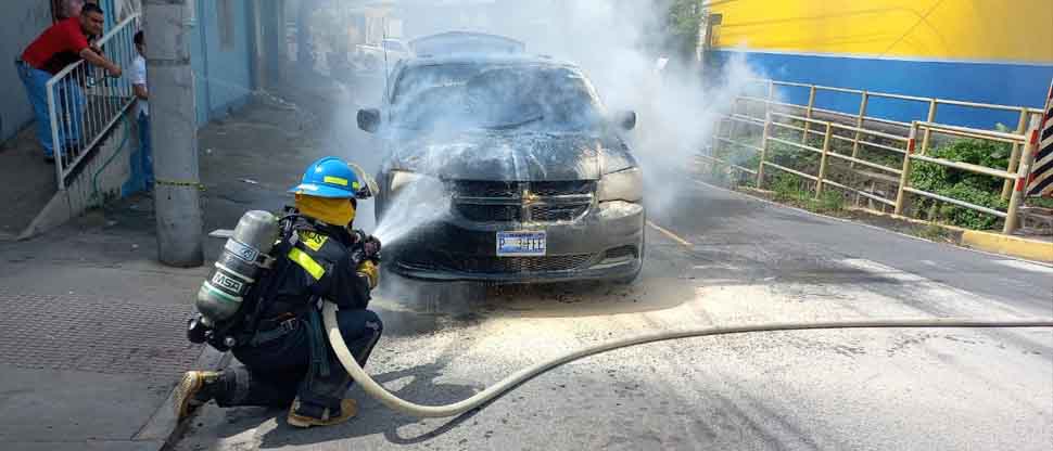 Conductor pasa momentos de angustia al ver que su vehículo se prende en llamas
