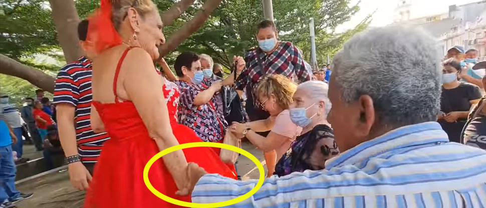 VIDEO: Músico le grita y humilla a Yajaira por bailar con turistas