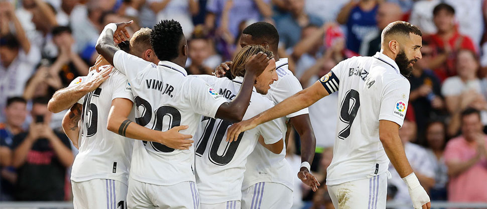 El súper líder Real Madrid recibe al Sevilla y buscará mantener distancia con el Barcelona, segundo en la tabla