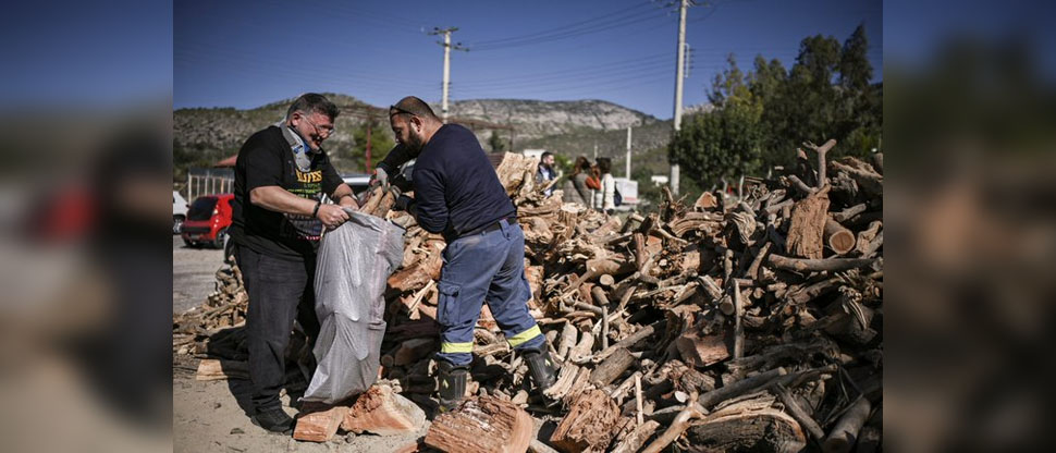 Autoridades de Grecia reparten leña gratis para que la gente se caliente ante altos precios de la energía