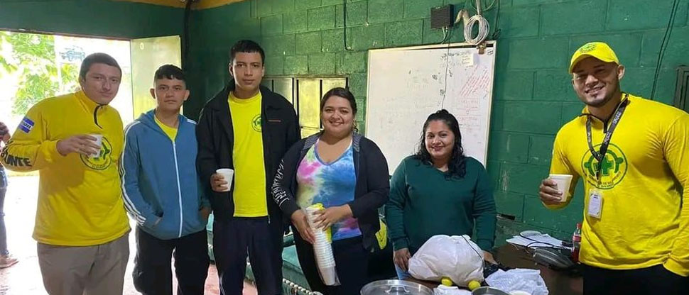 Socorrista aclara a sus admiradoras que está casado y con una bendición