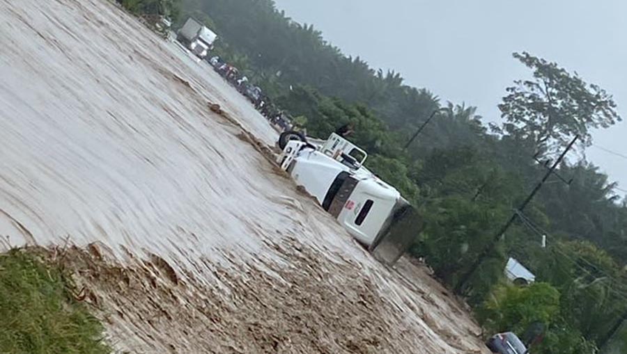VIDEO: Captan momento en que tráiler se vuelca tras no poder cruzar inundación en Costa Rica