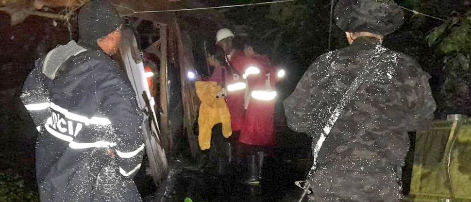 PNC ayuda a evacuar a abuelito de 105 años que por su edad no se podía mover