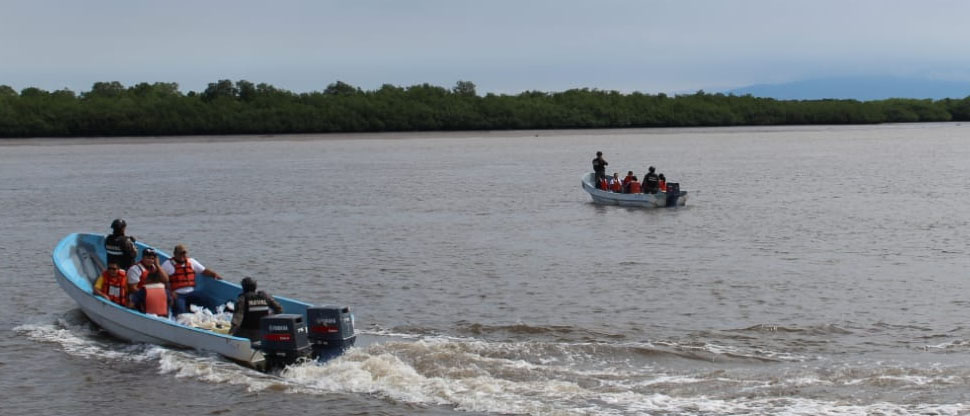 Llevan paquetes de alimentos a familias en la isla El Cordoncillo, San Luis La Herradura
