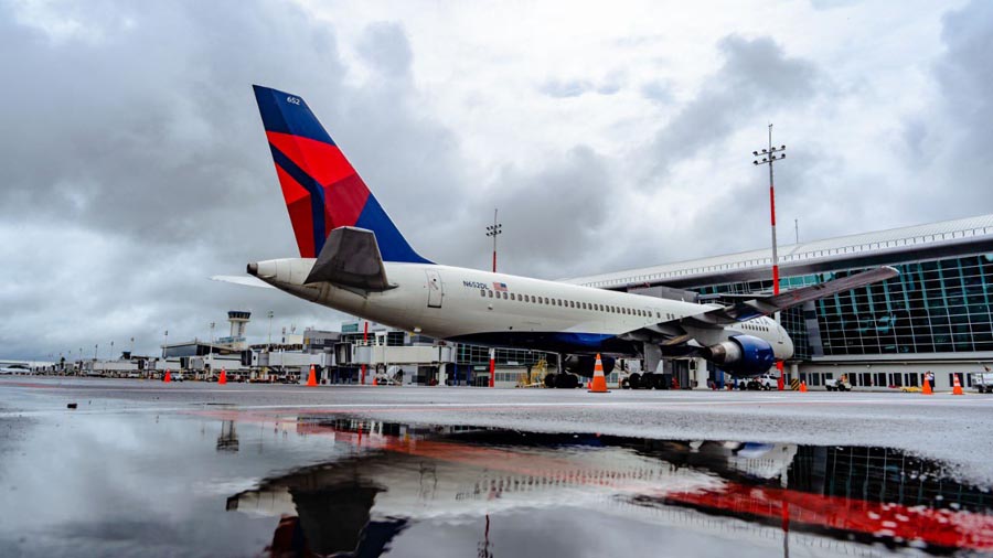 Vuelos comerciales de pasajeros se mantienen normales en el Aeropuerto Internacional de El Salvador