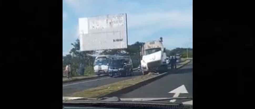Reportan fuerte tráfico por accidente entre microbús y camión cisterna en carretera Panamericana, a la altura de San Martín