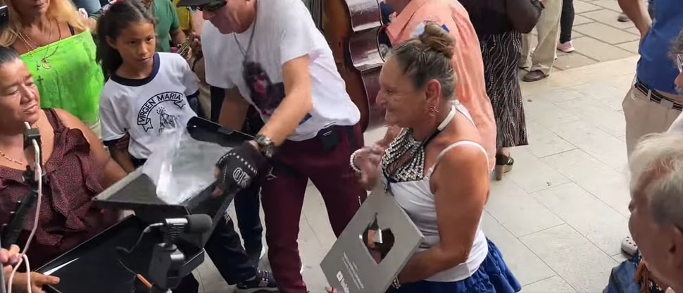 Bailarina Yajaira recibe placa especial de YouTube