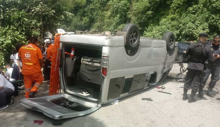 18 niños lesionados tras vuelco de microbús escolar en carretera Los Chorros