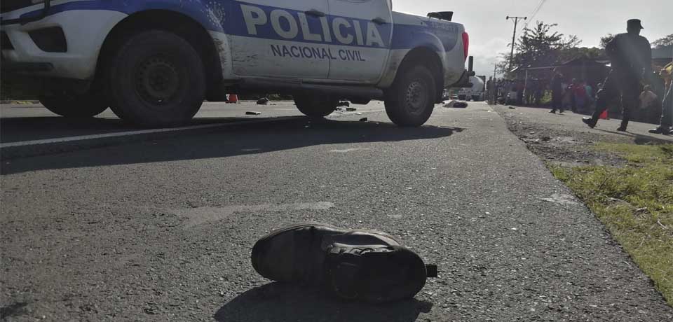 Dos motociclistas pierden la vida tras brutal choque contra un camión cisterna