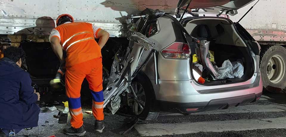 «Iban bolos»: Dos heridos de gravedad tras brutal choque contra una rastra