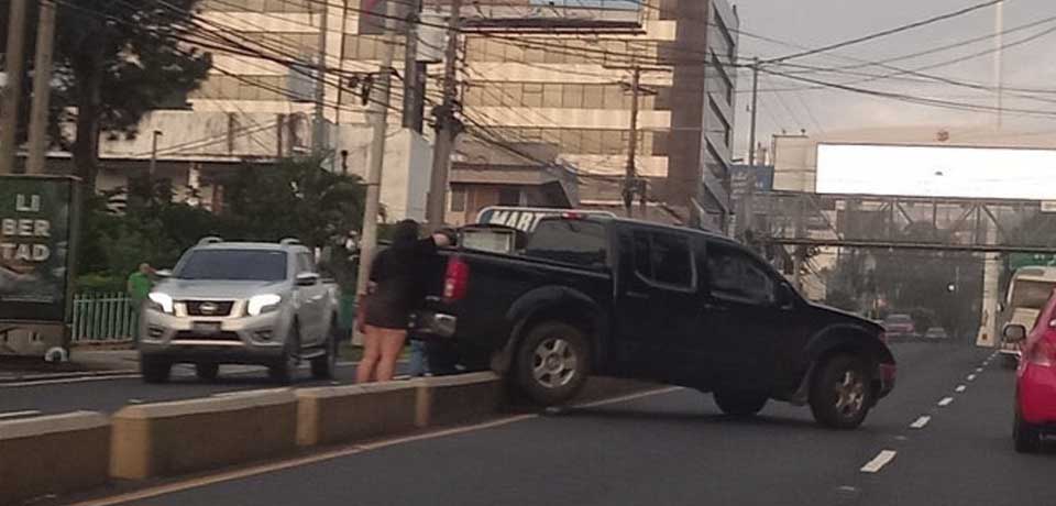 Pickup termina incrustado en los separadores sobre el Paseo General Escalón