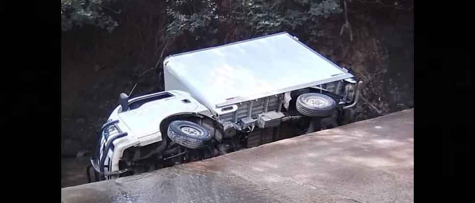 Conductor pierde el control de su vehículo y vuelca en La Unión