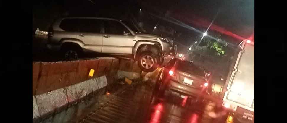 Conductor pierde el control y termina incrustado en separadores de la carretera Los Chorros