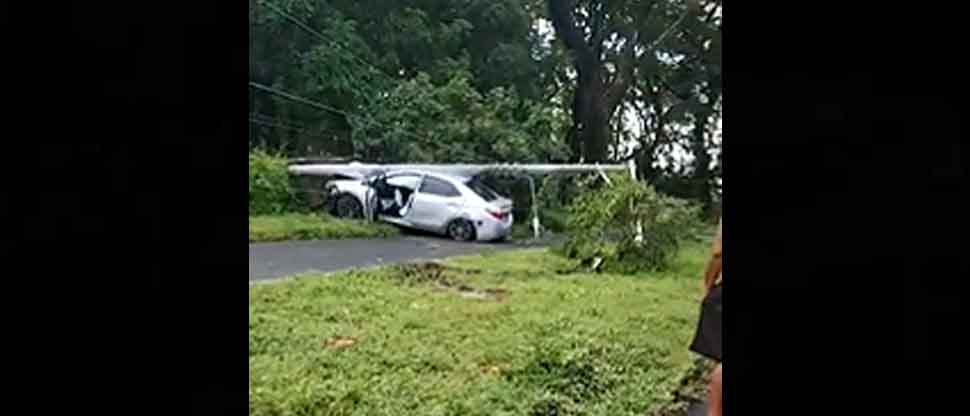 Conductor pierde el control de su vehículo y choca contra poste del tendido eléctrico