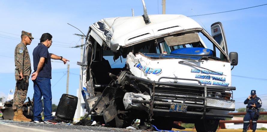 Conductor de rastra involucrada en accidente da su versión de los hechos: “El microbusero venía muy rápido”