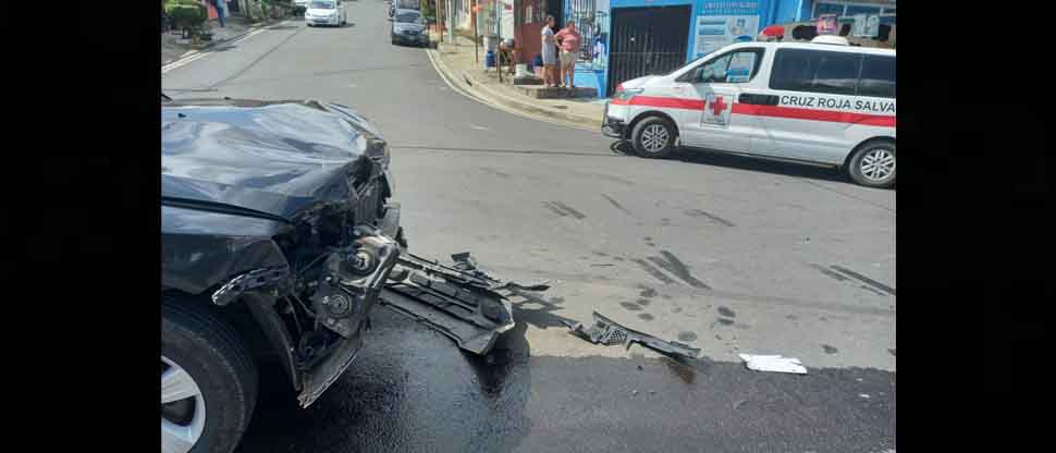 Fuerte accidente de tránsito deja a tres personas lesionas en Santa Ana