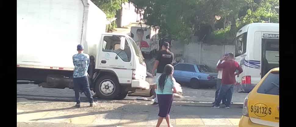 Reportan tráfico complicado por accidente entre camión y un microbús de la ruta 21 en San Marcos