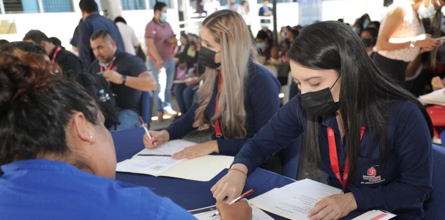 Cientos de madres solteras firman contratos laborales en San Salvador