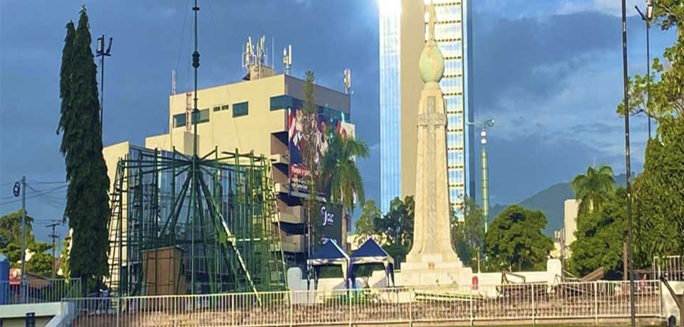 Inicia instalación del árbol de navidad en el Salvador del Mundo 🎄