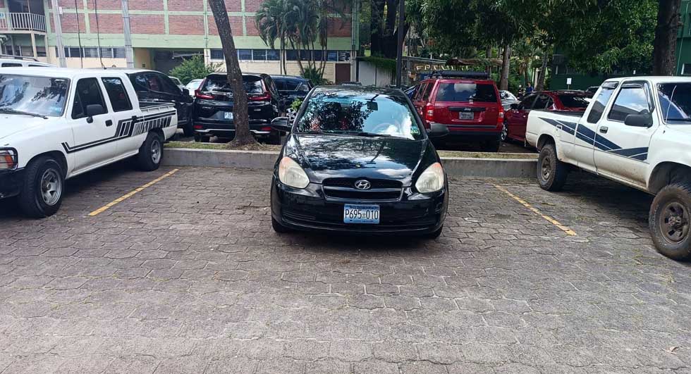 Critican a automovilista por parquear su vehículo sobre la línea amarilla en la UES