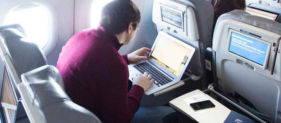 ¿Qué aparatos tecnológicos puedo llevar y usar durante un vuelo, y cuáles están prohibidos?￼