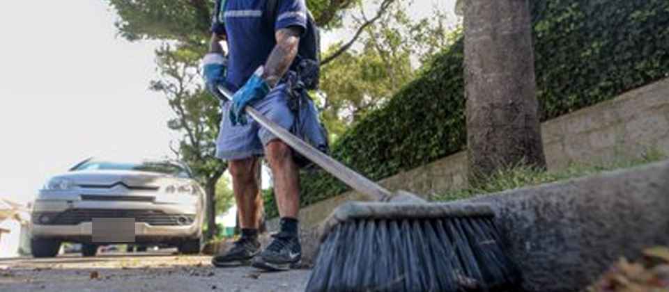 Mandan a barrer las calles a sujeto que hurtó un celular a una mujer en el centro de San Salvador