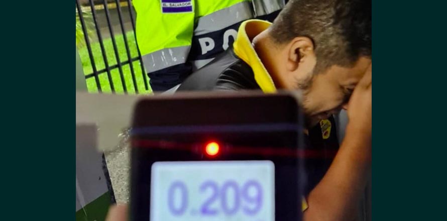 Sorprenden a sujeto manejando con más de 200° de alcohol