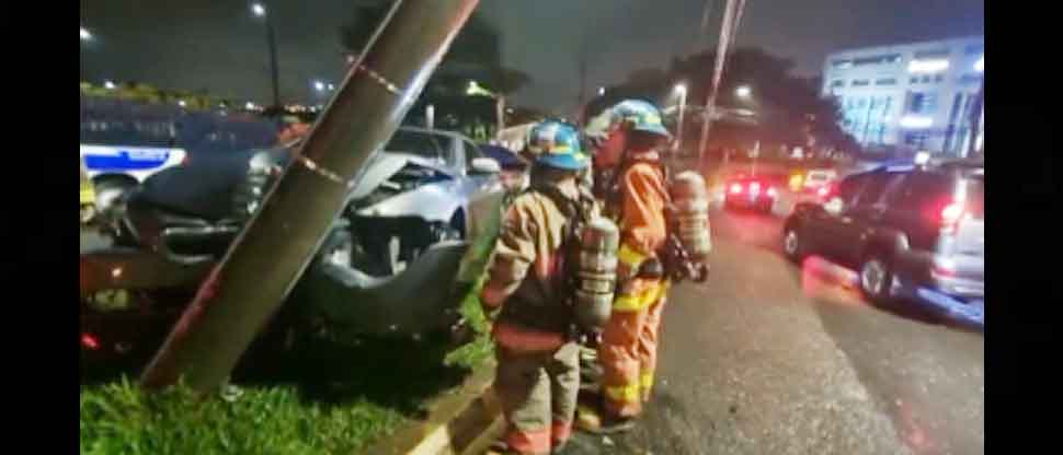 VIDEO: Conductor pierde el control y colisiona contra un poste de línea telefónica