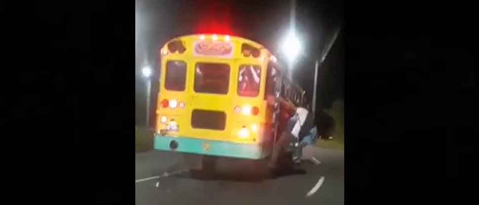 Pasajeros arriesgan sus vidas tras ir colgados de un bus; la imprudencia del conductor pudo haber terminado en tragedia