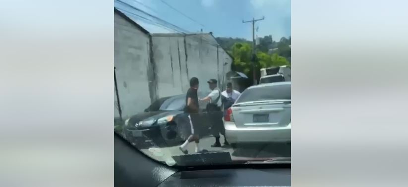 Conductor intolerante le echa el carro a otro hombre con quien protagoniza una disputa | VIDEO