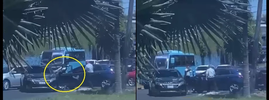 Sujetos se ven involucrados en leve accidente y se desquitan dando patadas a los carros | VIDEO