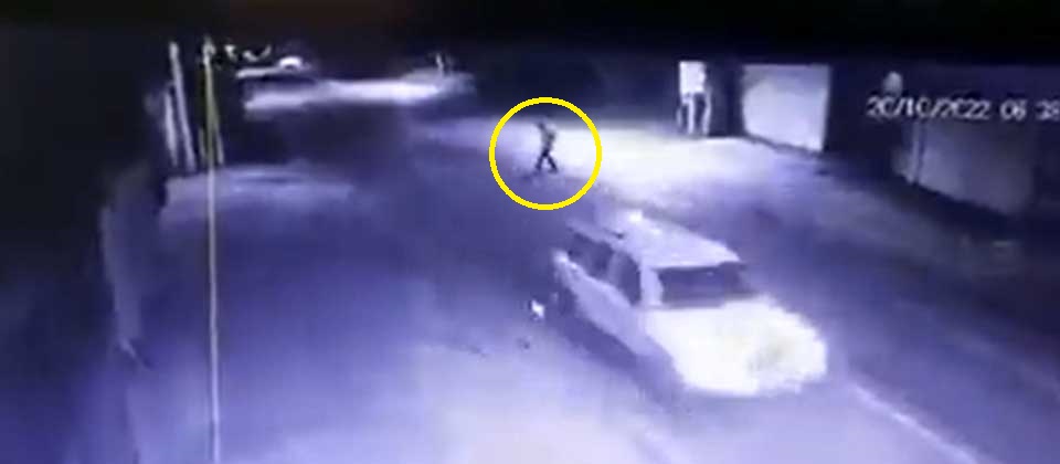 Captan momento cuando un anciano de 70 años es atropellado por un conductor y tres más lo arrollan