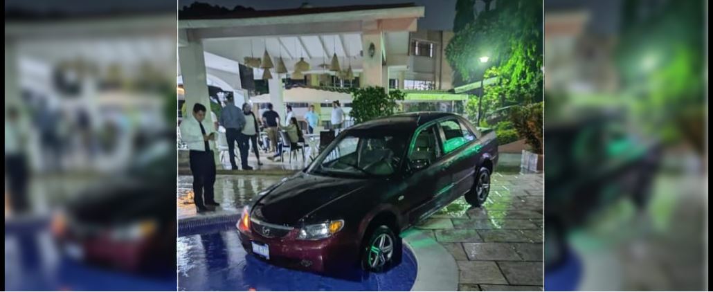 Conductor pierde el control y mete su carro a la piscina en San Salvador