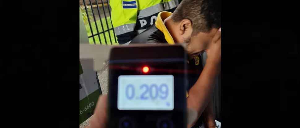 Conductor se lamenta tras ser arrestado por circular en estado de ebriedad