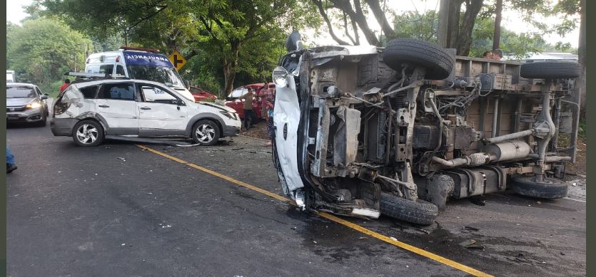 Conductor bajo los efectos de bebidas causa fuerte accidente en Cuscatancingo: El paso está cerrado