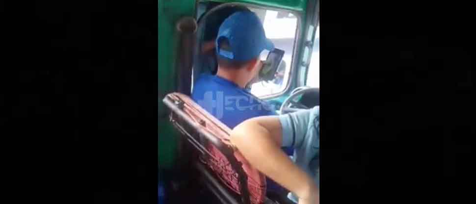 VIDEO: Denuncian a microbusero de la ruta 38C por conducir bien distraído mientras miraba TikTok
