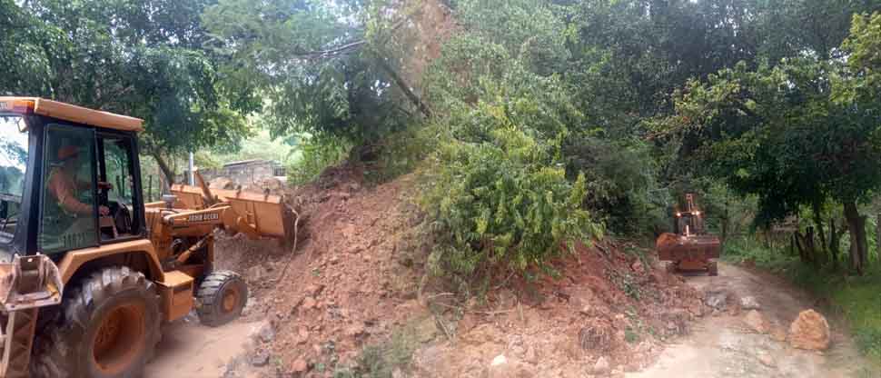 Personal del FOVIAL desaloja escombros por derrumbe en calle hacia San Fernando, Chalatenango