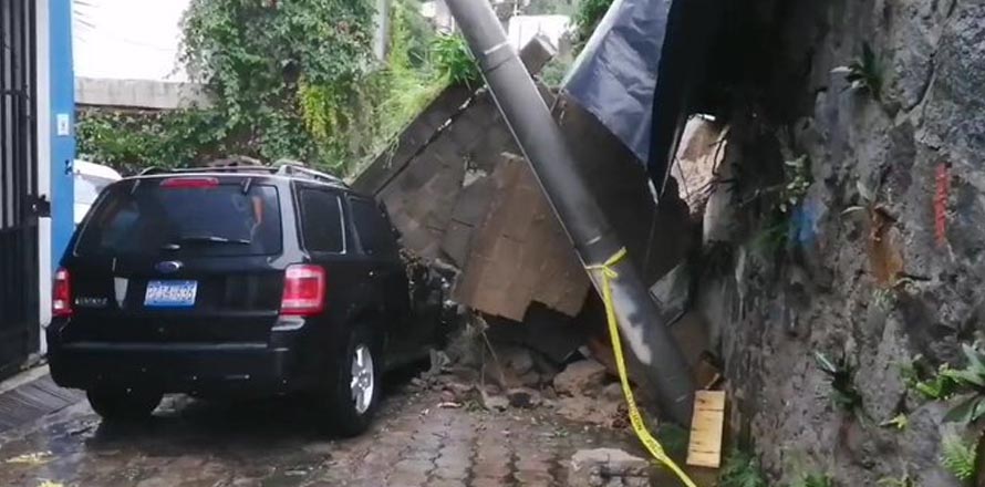 Cuerpos de socorro atienden  derrumbe en Antiguo Cuscatlán