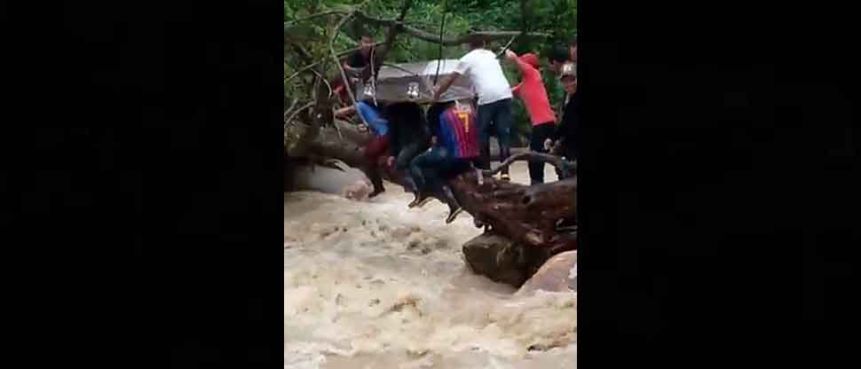 VIDEO: Captan en Honduras a un grupo de personas que arriesgan sus vidas para trasportar un féretro