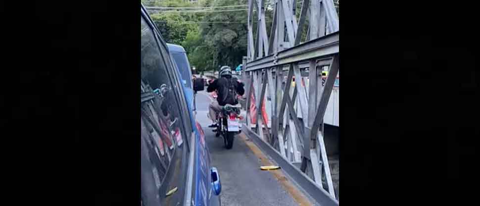 “Valore su vida”: Captan a motociclista circulando en sentido contrario sobre puente Agua Caliente, Soyapango