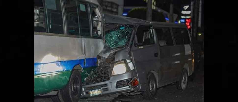 Fuerte accidente de tránsito deja a microbusero lesionado en carretera Troncal del Norte