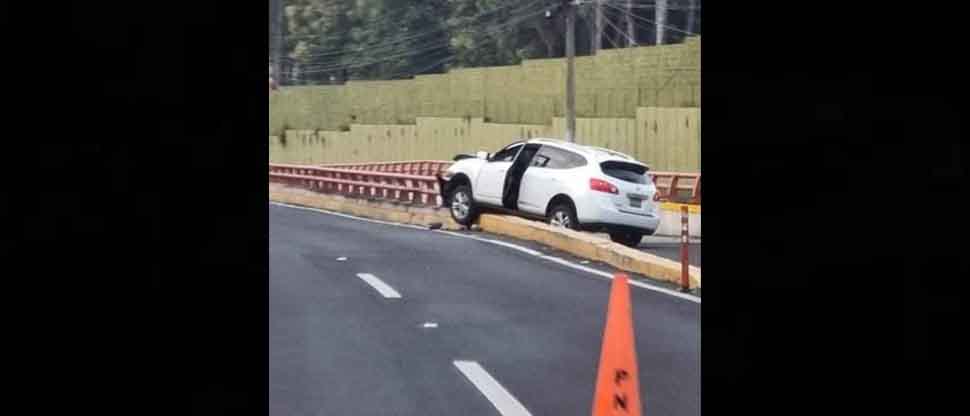 Conductor en estado de ebriedad pierde la vida al chocar contra separadores de paso desnivel