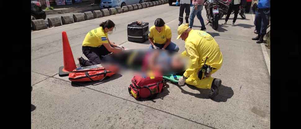 Socorristas auxilian a mujer que fue atropellada cuando intentaba cruzar en Alameda Juan Pablo II