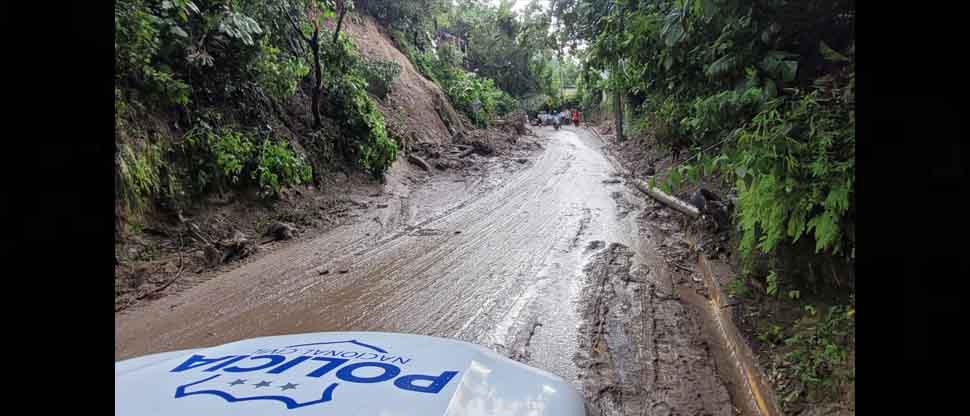 PNC colabora en remoción de escombros por derrumbe que obstaculiza una transitada calle de San Marcos