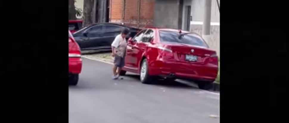 Anciana se molesta y llena de excremento un vehículo, porque el conductor lo dejó estacionado frente a su negocio