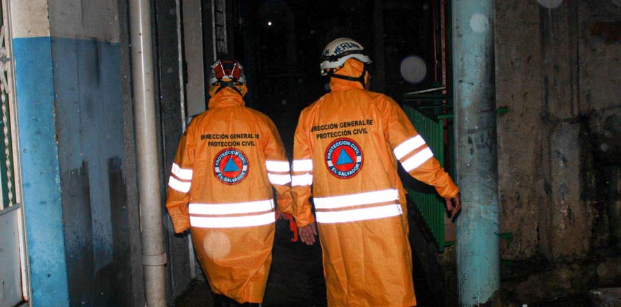 Evacuan a familias en zonas de riesgo ante llegada de Huracán Julia